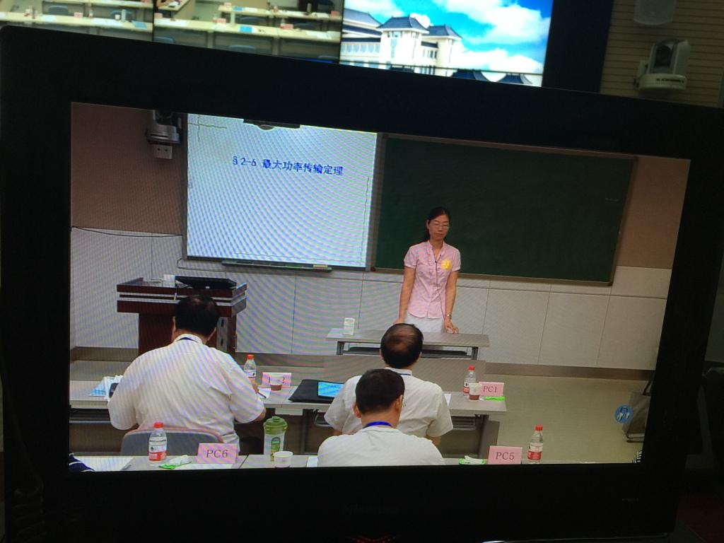 1.耿凡娜老师正在比赛