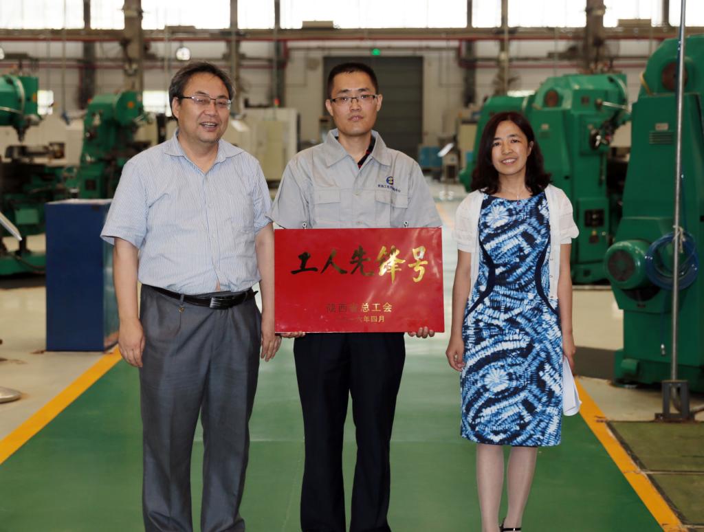 6.张敏、张朝惟同志为机加工中心授牌