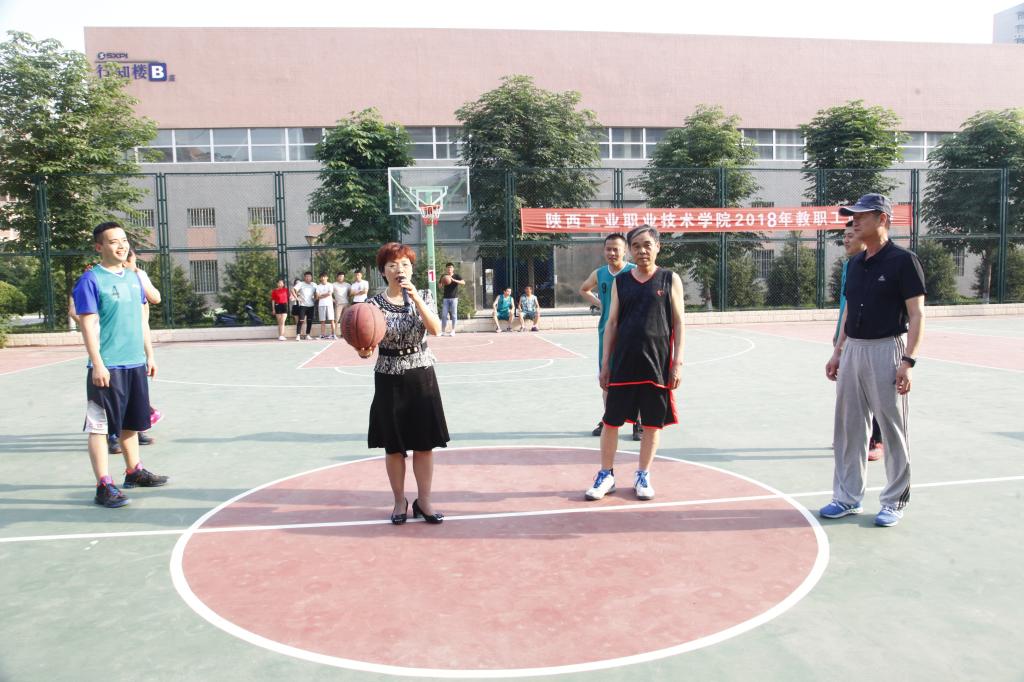 工会主席刘文青宣布比赛开始!