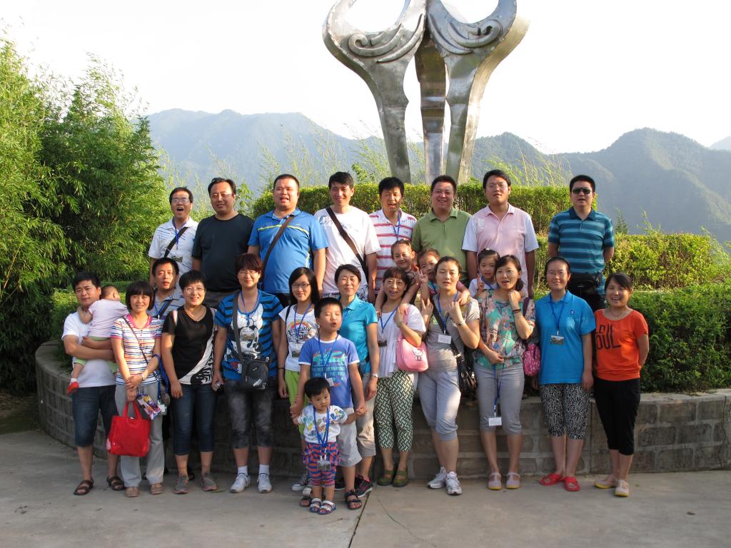 凤县月亮湾山顶合影