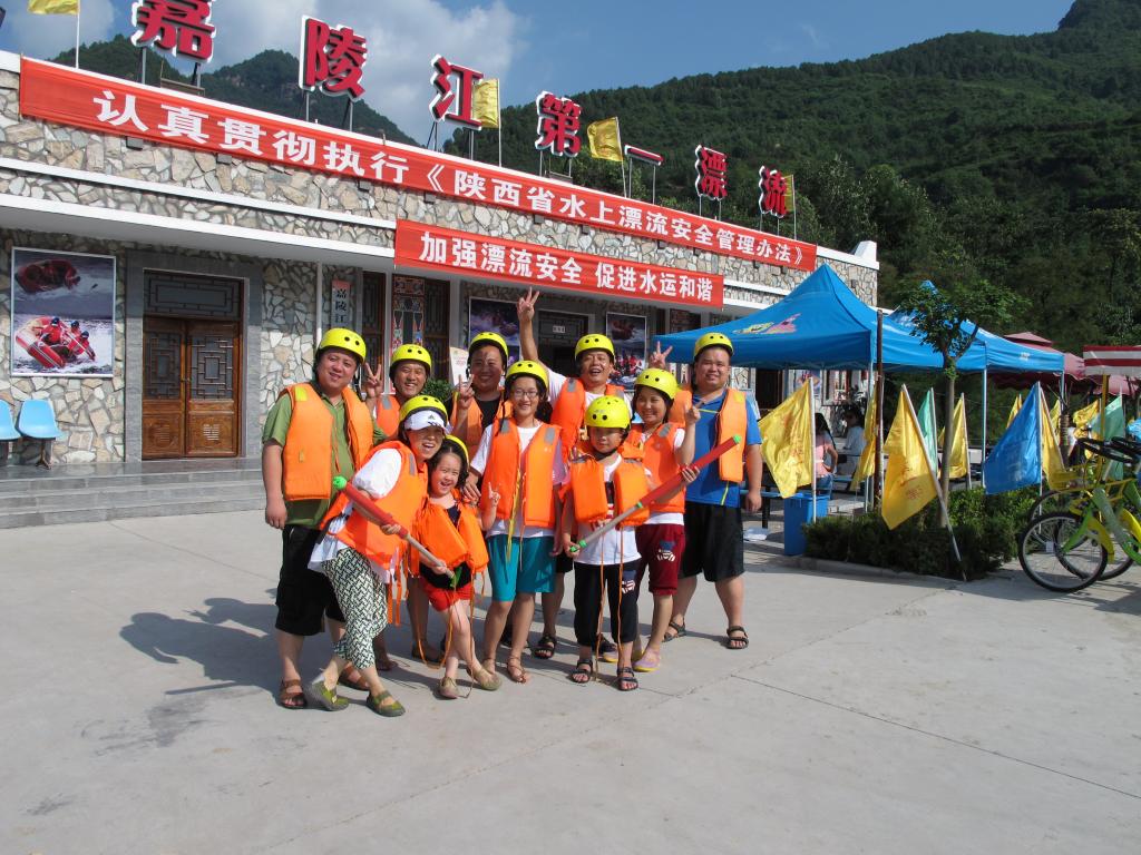 嘉陵江漂流合影留念