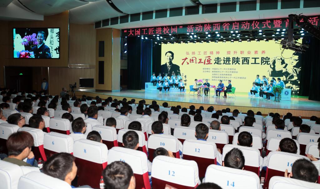 9.李世峰、张新停与学生进行互动,分享他们从业以来敬业、精业的事迹与感悟