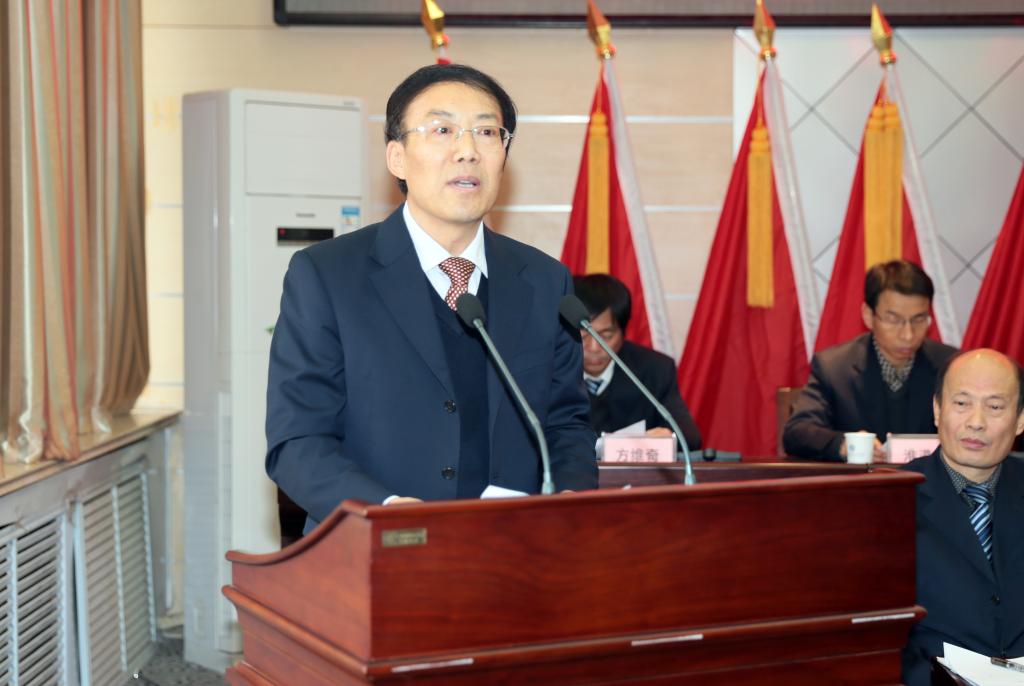 党委副书记王天哲主持上午的大会