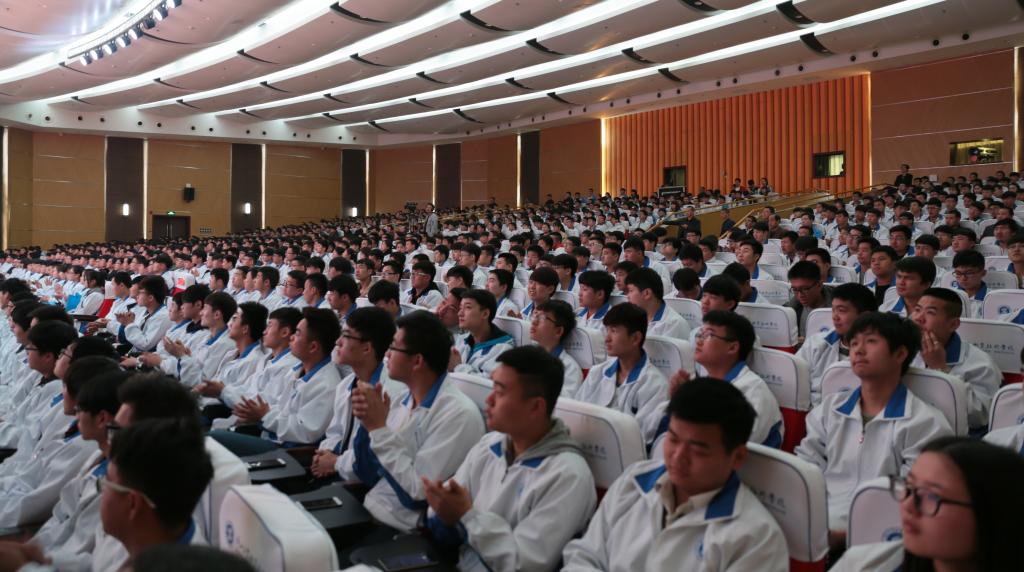 8.现场师生报以热烈掌声