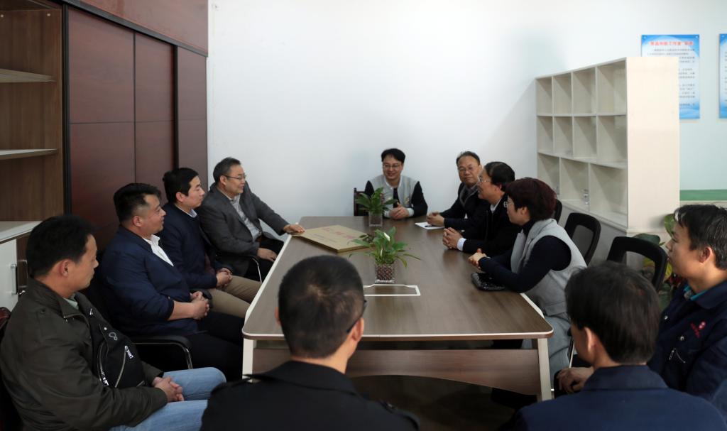 陕西省总工会副巡视员、省教育工会主席张敏与我院教师座谈